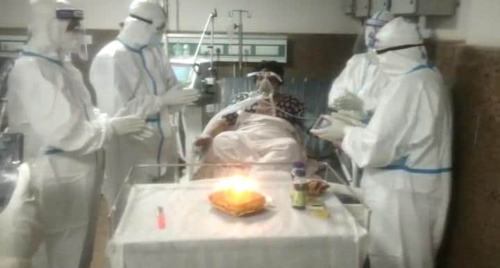 डॉक्टरों ने मनाया Corona Positive महिला का जन्मदिन