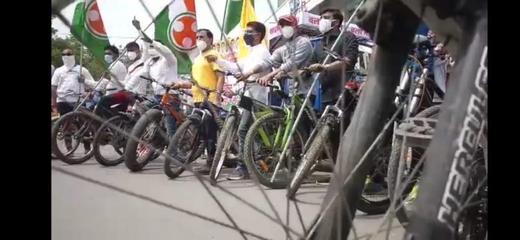 पेट्रोल के बढ़ते दामों को लेकर युवा कांग्रेस का विरोध, भोपाल जाकर CM को करेंगे साइकिल भेंट
