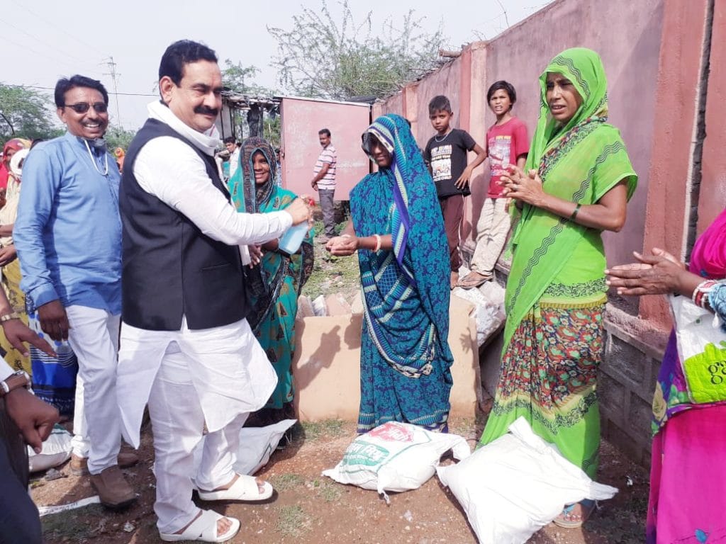 Datia: गृहमंत्री नरोत्तम मिश्रा ने किया पौधरोपण, जरूरतमंदों को बांटी राहत सामग्री