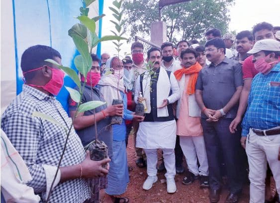 Datia: गृहमंत्री नरोत्तम मिश्रा ने किया पौधरोपण, जरूरतमंदों को बांटी राहत सामग्री