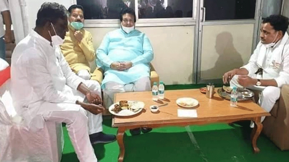 भाजपा नेता प्रभुराम चौधरी को प्लास्टिक की प्लेट में परोसा खाना, कांग्रेस ने बताया दलितों का अपमान