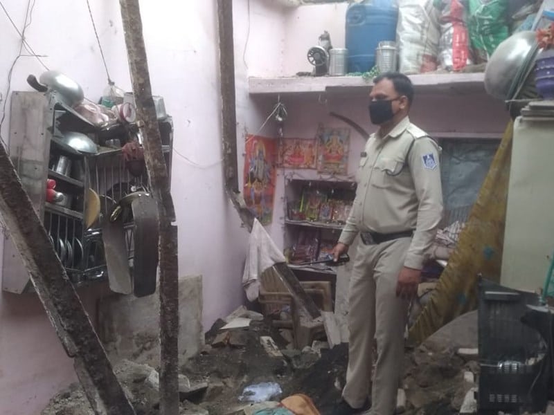 रतलाम में जर्जर मकान की छत गिरी, दो बच्चों समेत तीन लोगों की मौत