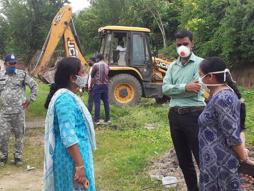 जबलपुर में चला सरकारी बुल्डोजर, शासकीय जमीन से कब्जा हटाने की कार्रवाई