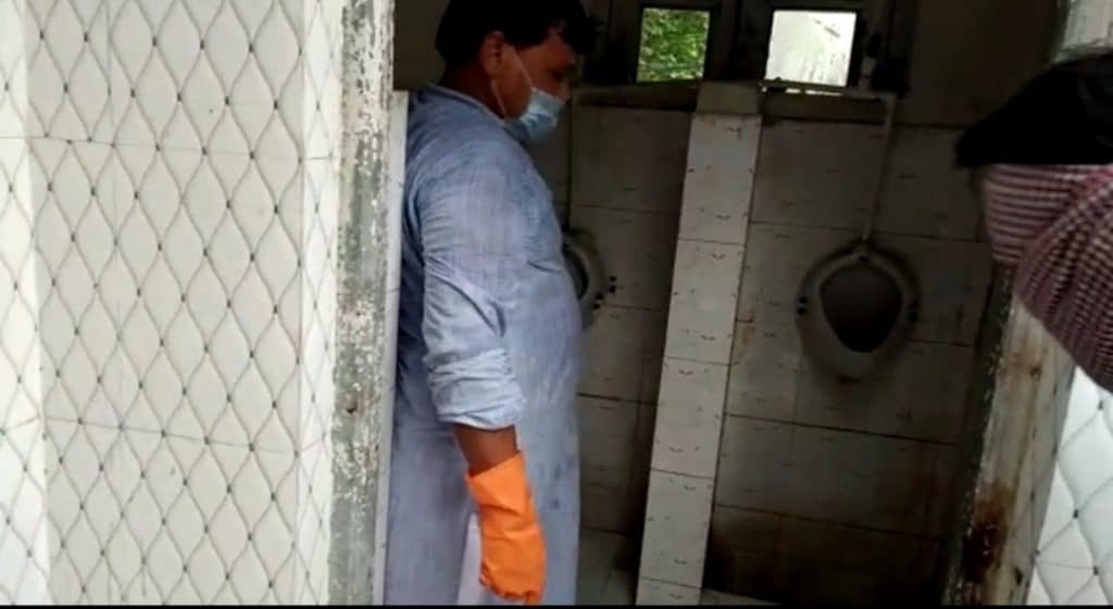 मंत्री ने फिर की Toilet की सफाई, बंगले के बाहर धरने पर बैठे सफाई कर्मी
