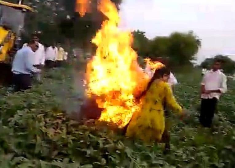 अतिक्रमण हटाने गई टीम पर हमला, महिला ने खुद को लगाई आग, कमलनाथ ने सरकार को घेरा