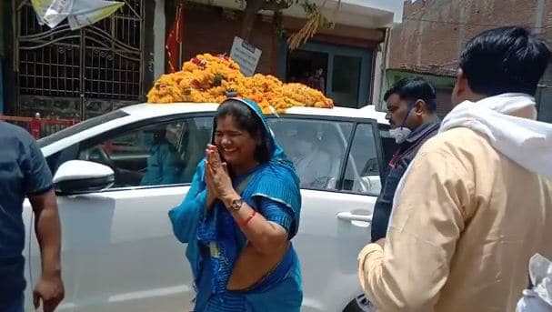 मंत्री बनने के बाद डबरा पहुंची इमरती देवी, कार्यकर्ताओं ने किया ज़ोरदार स्वागत