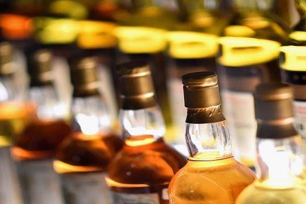 शराब दुकानों पर नियमों की उड़ाई जा रही धज्जियां, एमआरपी से अधिक की वसूली