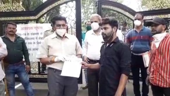 रानी दुर्गावती विश्वविद्यालय के छात्र संगठनों ने किया प्रदर्शन
