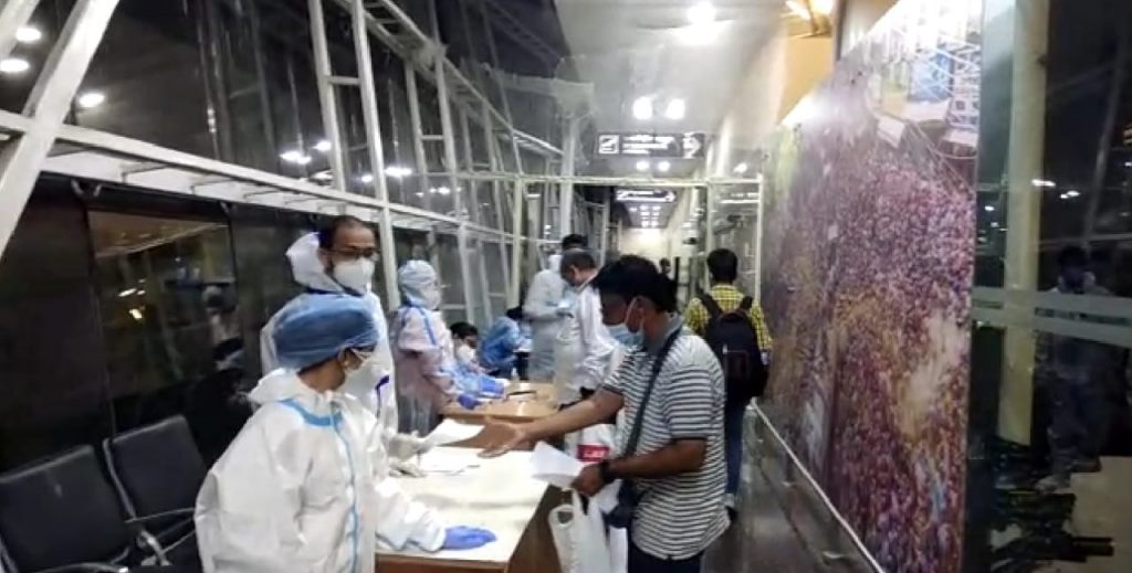 वंदे भारत मिशन के तहत रविवार रात आबूधाबी से 64 यात्री पहुंचे इंदौर, सभी क्वारेंटाइन