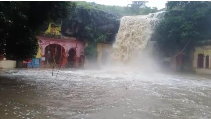 MP News: बारिश में यहां हर साल प्रकृति करती बाबा भोलेनाथ का अभिषेक, देखें वीडियो