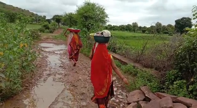 कच्ची सड़क वाला यह गांव बारिश में बन जाता है दलदल, ग्रामीणों की प्रशासन नहीं ले रहा सुध