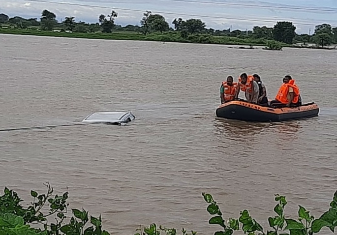 बाढ़ में फंसे इंजीनियर को बचाने गए सरपंच की मौत, उफनती नदी में कार समेत डूबे