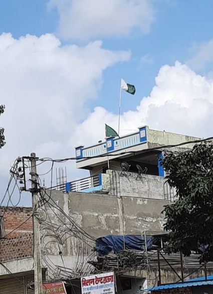 MP में यहां छत पर लगाया पाकिस्तान का झंडा! मकान मालिक पर केस दर्ज