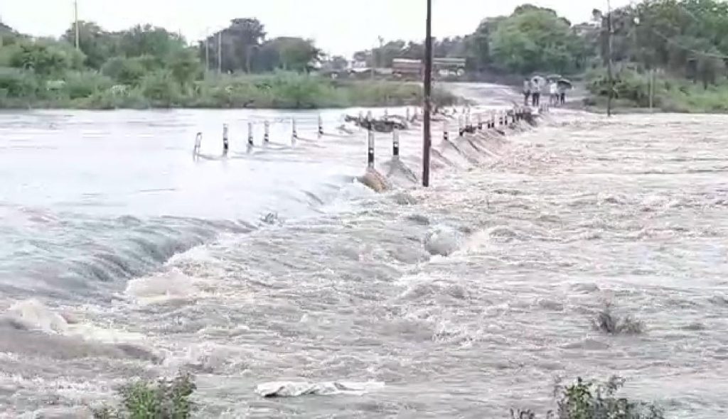 उफान पर आई अजनार नदी, जान जोखिम में डाल कर पुल को पार कर रहे लोग