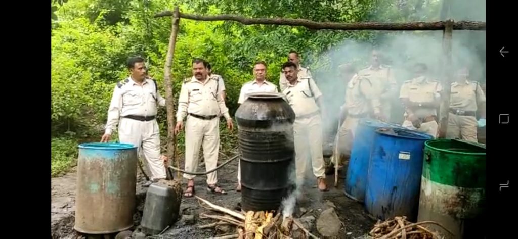 आबकारी विभाग की अवैध शराब निर्माण के खिलाफ कार्रवाई, फैक्ट्री को किया आग के हवाले