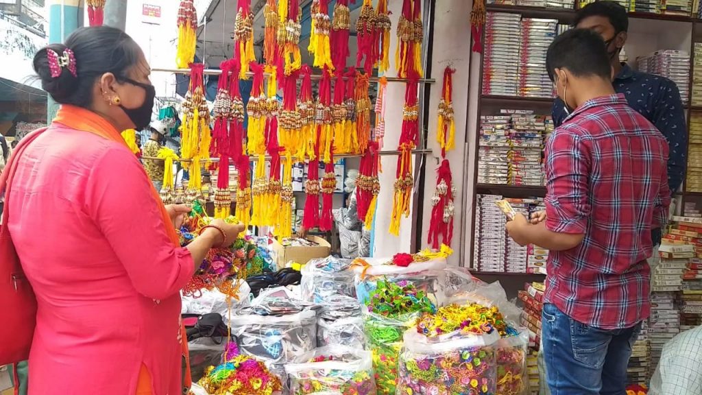 इंदौर में Sunday unlock पर बड़ा फैसला, खुली रहेंगी पूजा राखी और मिठाई की दुकानें