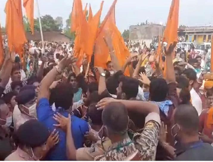शिवराज-सिंधिया की सभा में RSS का हंगामा, काले झंडे दिखाने की कोशिश, कई कांग्रेसी गिरफ्तार