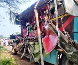 ACCIDENT: बस-ट्रक की जोरदार भिड़ंत, 7 मजदूरों की दर्दनाक मौत, वाहनों के उड़े परखच्चे