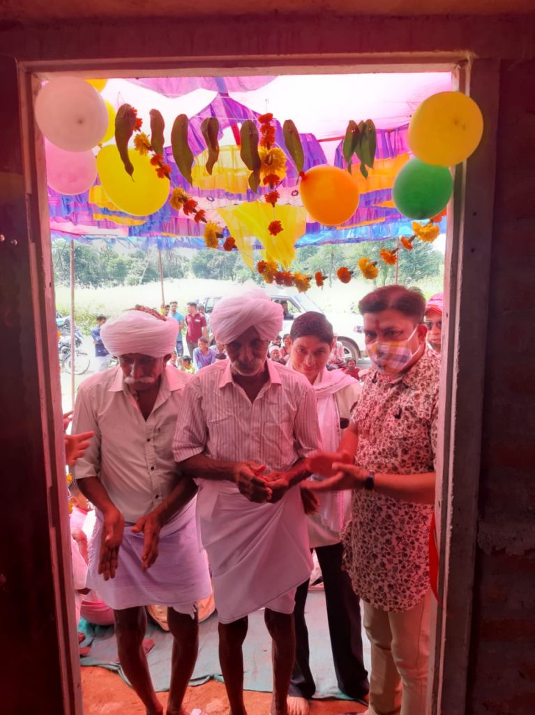 खारकुआ में विधायक मुकेश पटेल ने ग्रामीण परिवार को करवाया गृह प्रवेश
