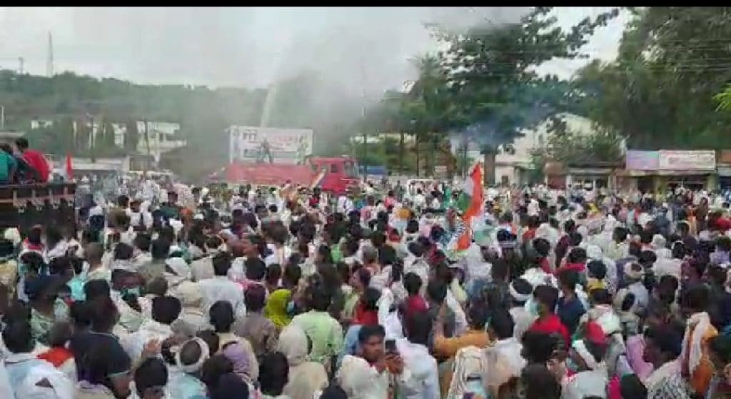 कांग्रेस ने निकाली किसान आक्रोश रैली, पानी की बौछार से मची भगदड़, हुई झड़प