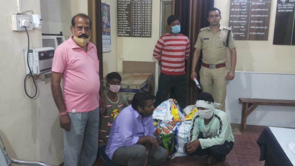 पुलिस ने नगर निगम पार्षद के घर से अवैध शराब का जखीरा किया बरामद,तीन आरोपी गिरफ्तार