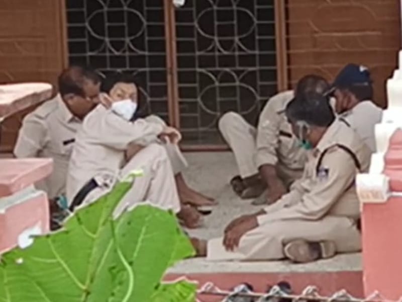 ऑन ड्यूटी पुलिसकर्मी मंदिर में खेलने लगे ताश, दो ASI सहित 5 सस्पेंड