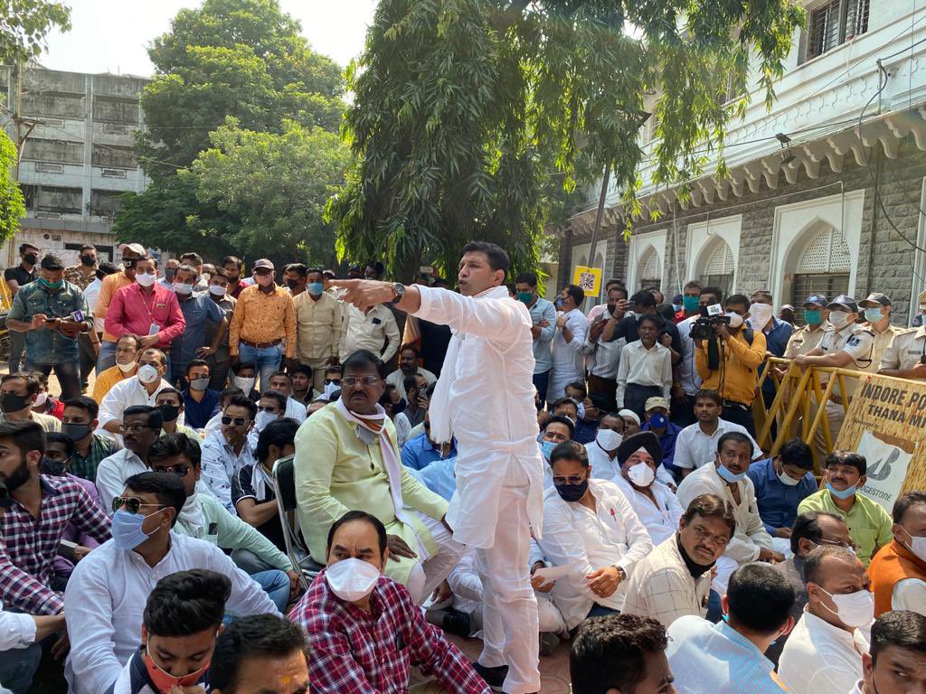 इंदौर में कांग्रेसियों का हंगामा, जीतू पटवारी ने प्रशासन को चेताया, कलेक्टर को हटाने की मांग
