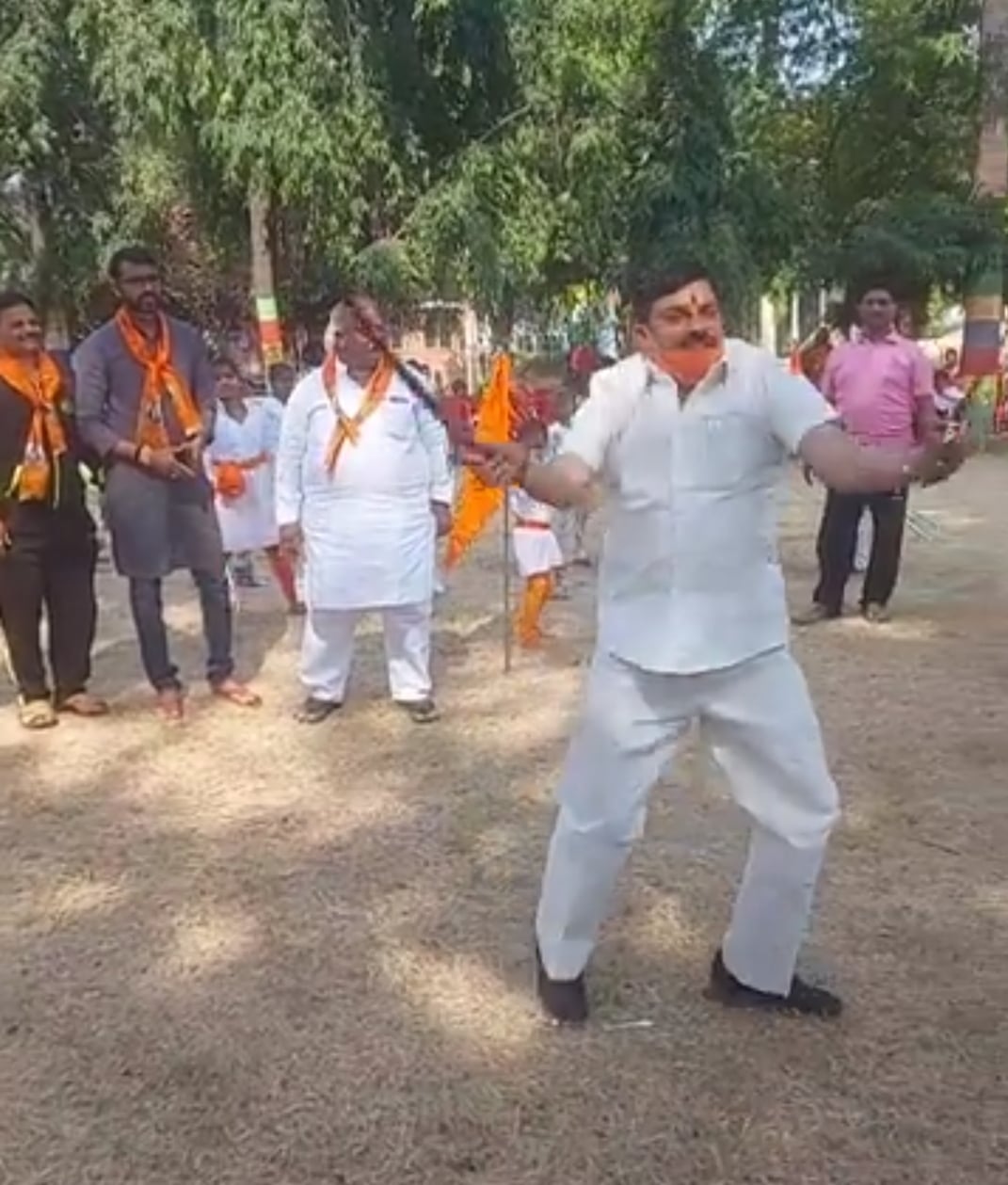 VIDEO : मंत्री मोहन यादव का अलग अंदाज, हाथों में तलवार लेकर दिखाई कलाबाजी