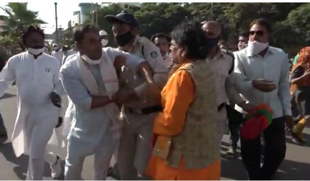 Gandhi Jayanti : इंदौर में आपस में भिड़े BJP-कांग्रेस नेता, धक्का मुक्की, बीच-बचाव में उतरी पुलिस