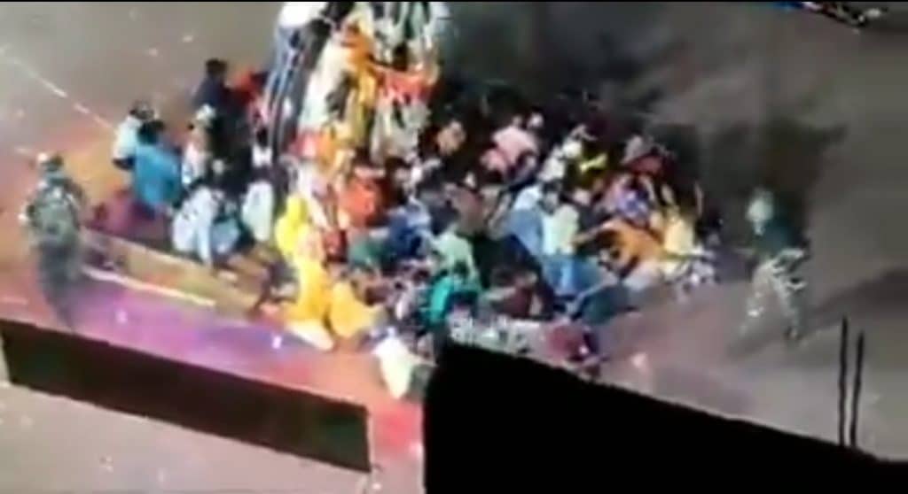 Munger : दुर्गा प्रतिमा को विसर्जन के लिए के जाते समय हुआ पुलिस के साथ लोगों का विवाद, हुई लाठीचार्ज