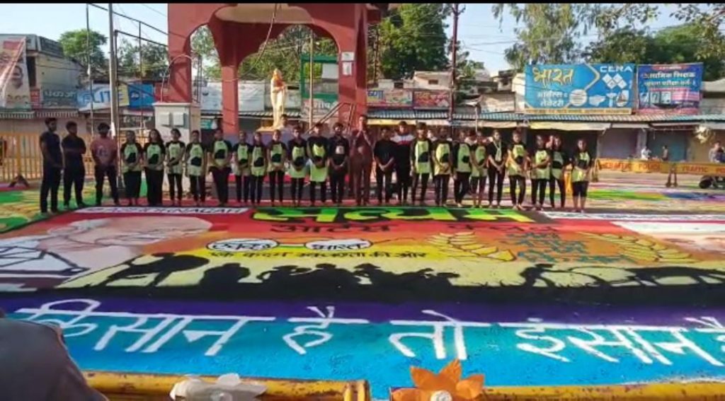 गांधी जयंती स्पेशल: बच्चों ने बनाई 4 हजार स्क्वायर फीट की रंगोली, शास्त्री रहे केंद्र में