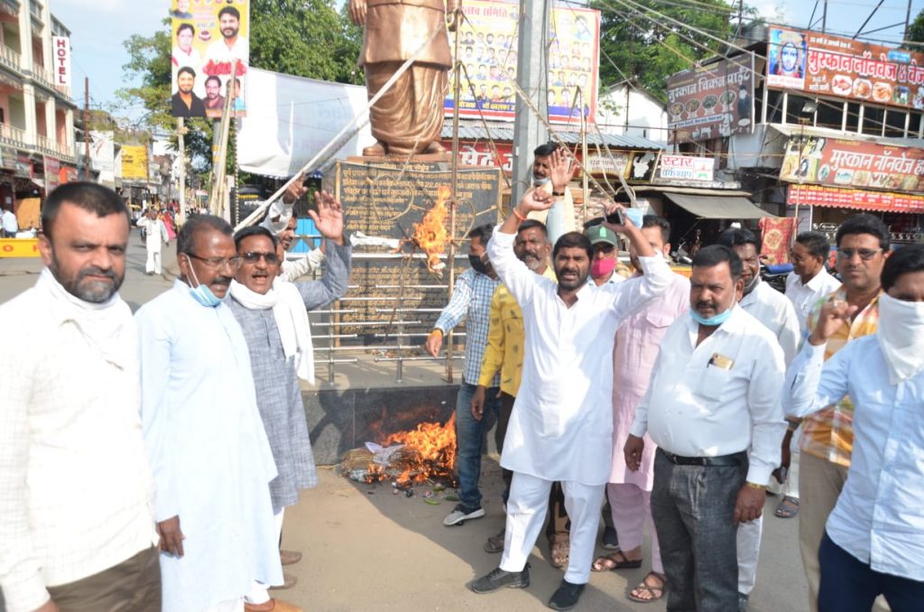 कांग्रेस ने बढ़ती महंगाई के विरोध में पीएम मोदी और शिवराज का पुतला जलाया