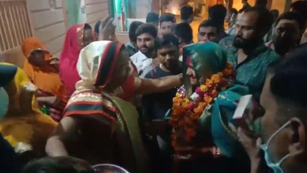 जब सामने आये विरोधी तो लगा लिया गले, इमरती देवी का कांग्रेस प्रत्याशी के घर आत्मीय स्वागत