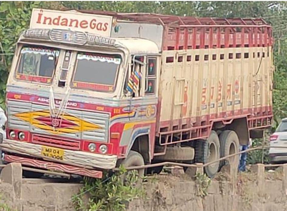 दो ट्रकों की आमने-सामने भिडंत, पुलिया से नीचे गिरने से बचा ट्रक लगा, 2 किमी लंबा जाम