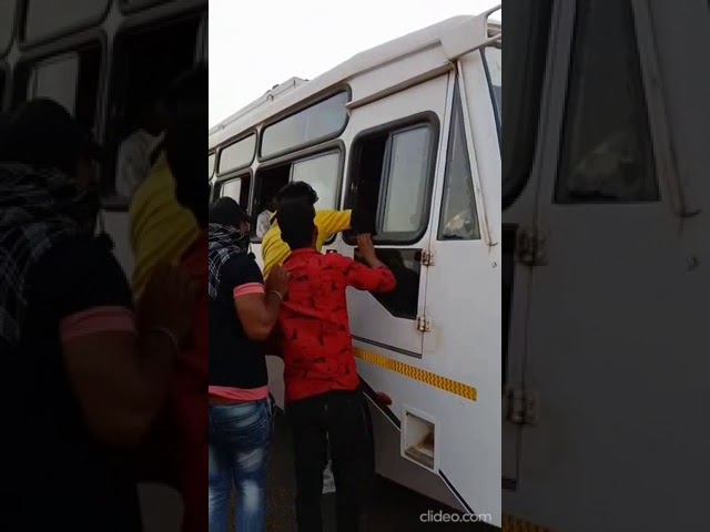 ड्राइवर को बस से उतारकर कर रहा था मारपीट, बीच बचाव में उतरी महिलाएं, वीडियो वायरल