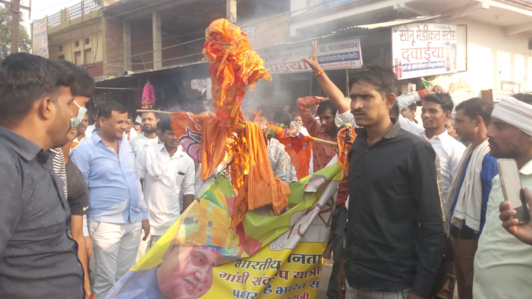 सत्यपाल सिंह सिकरवार के निष्कासन के बाद फूटा समर्थकों का गुस्सा, BJP के झंडे-बैनर में लगाई आग