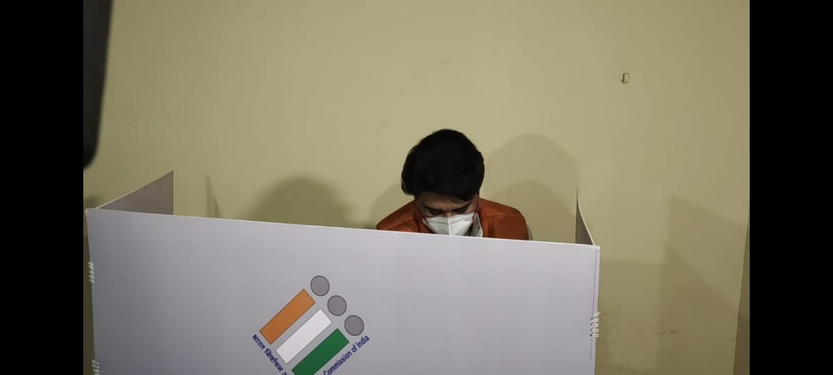 ग्वालियर उपचुनाव : ज्योतिरादित्य सिंधिया ने डाला वोट, 28 सीटों पर जीत का दावा