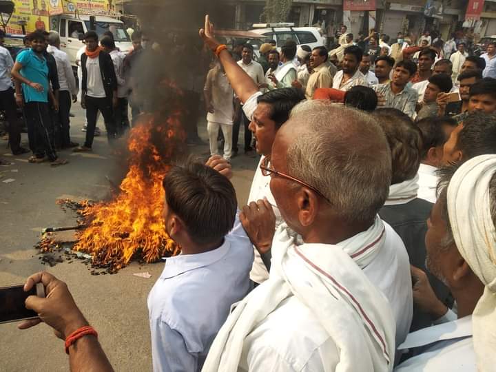 सत्यपाल सिंह सिकरवार के निष्कासन के बाद फूटा समर्थकों का गुस्सा, BJP के झंडे-बैनर में लगाई आग