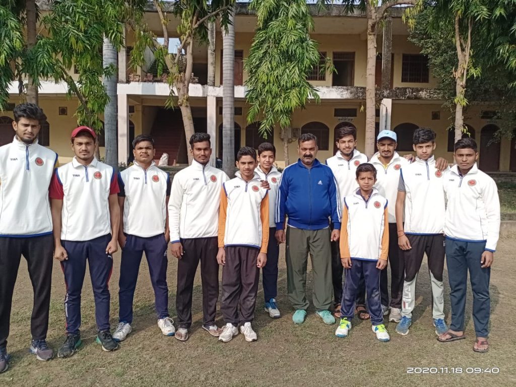 बीडीसीए के अध्यक्ष पूर्व विधायक मुकेश सिंह चतुर्वेदी ने प्रशिक्षु क्रिकेटरों को बांटी जर्सियां