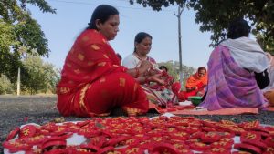 आत्मनिर्भर भारत: महिलाओं का रोशन नवाचार, इस दीवाली चायनीज दीयों को टक्कर देंगे देशी दीयें