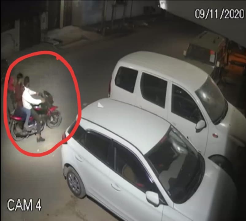 सीसीटीवी में कैद मोटरसाइकिल चोरों को पुलिस ने किया गिरफ्तार
