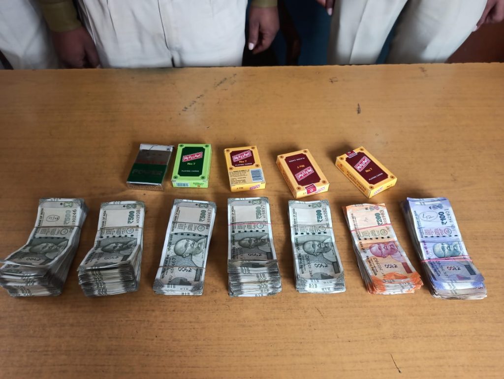 जुआरियों की महफ़िल पर जबलपुर पुलिस की कार्रवाई, 16 जुआरी धराए, पैसे और ताश के पत्ते जब्त
