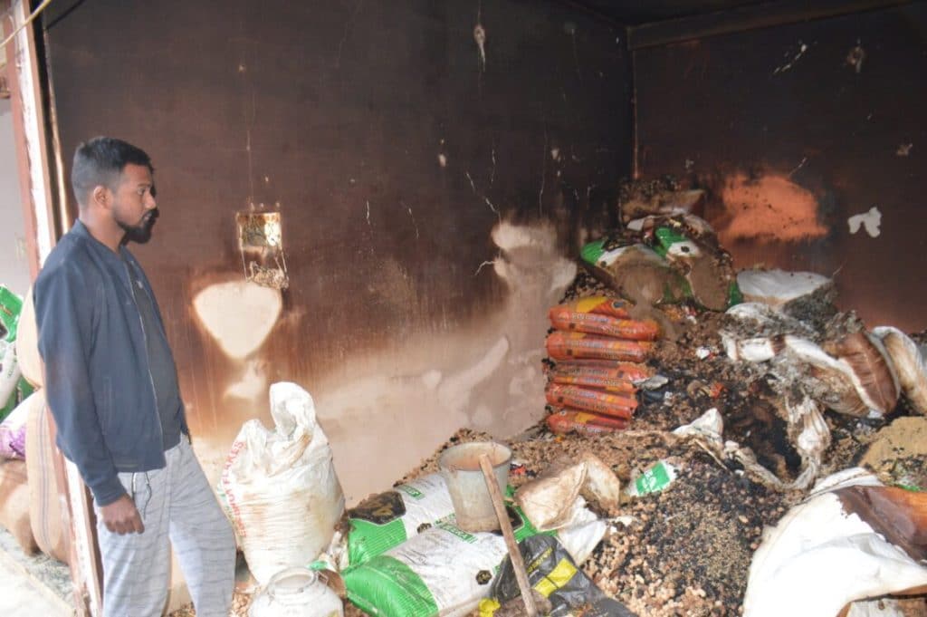 गोदाम में लगी भीषण आग, लाखों का सामान जलकर खाक