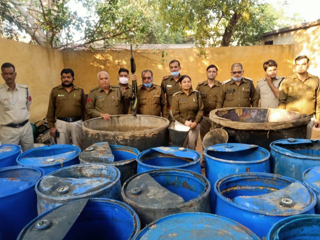 शिवपुरी: सिलपुरा कंजर डेरा पर आबकारी टीम का छापा, पकड़ी 12 लाख की शराब