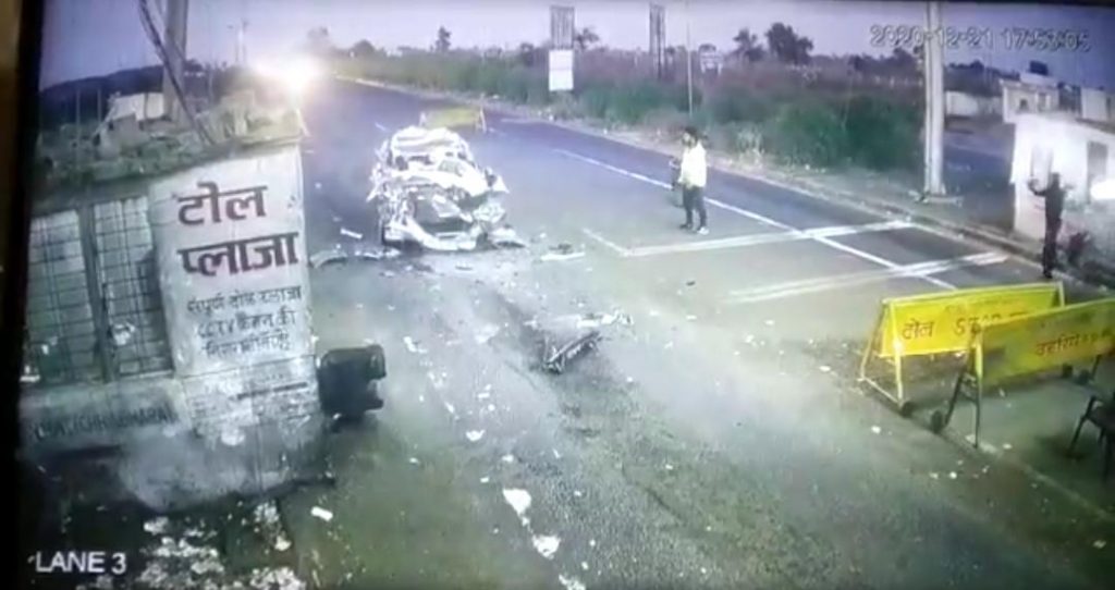 दर्दनाक हादसा : खड़े टैंकर में भिड़ी कार, 5 लोगों की मौत 3 घायल, देखें वीडियो