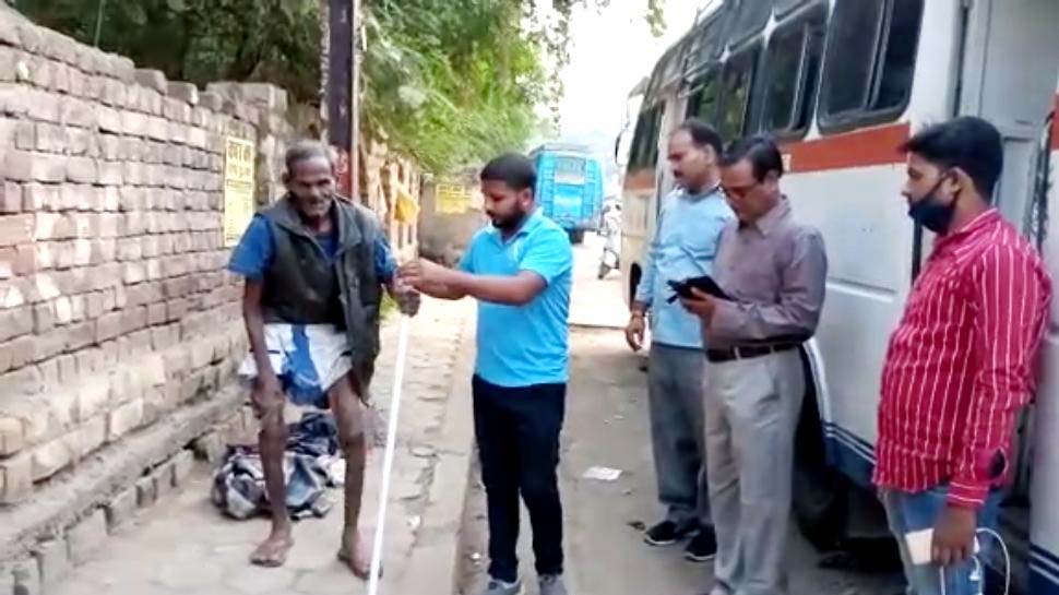 सड़क पर भीख मांग रहा फर्राटेदार अंग्रेजी बोलने वाला IIT कानपुर से पास आउट 90 साल का बुजुर्ग, लाया गया आश्रम
