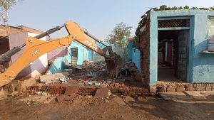 मुरैना : आरोपी के खिलाफ रासुका की कार्रवाई के बाद नगरपालिका ने तोड़ा मकान