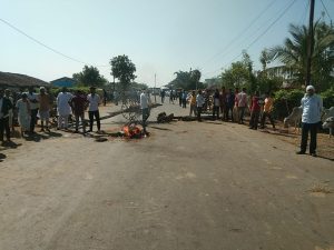 Road Accident: दुर्घटना की रिपोर्ट दर्ज नहीं करने पर सड़क पर फूटा परिजनों और ग्रामीणों गुस्सा