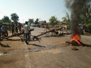 Road Accident: दुर्घटना की रिपोर्ट दर्ज नहीं करने पर सड़क पर फूटा परिजनों और ग्रामीणों गुस्सा