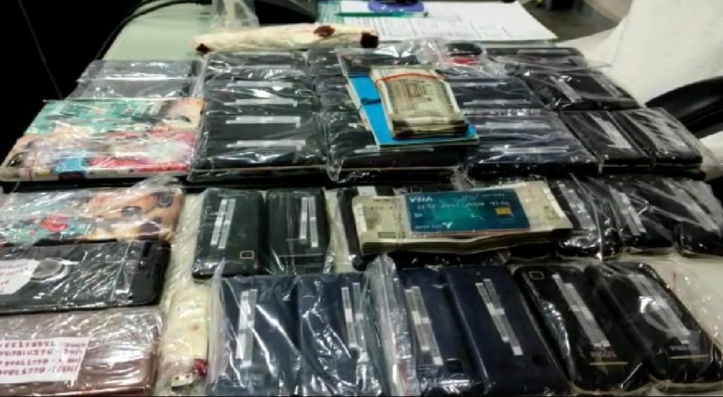 पुलिस ने किया धोखाधड़ी करने वाले अंतरराज्यीय गिरोह का पर्दा फाश, ज़ब्त किए 83 हजार नगद और सामान